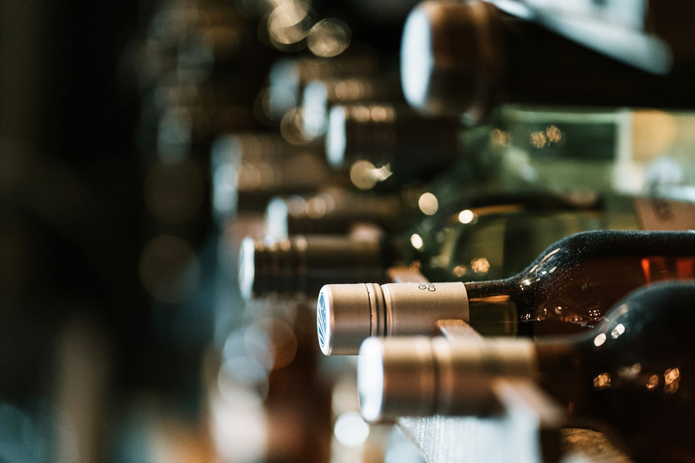 Vinflaskor ligger i ett vinställ i väntan på provsmakas av sällskap som ska på vinprovning i Stockholm som Crestit Wine håller
